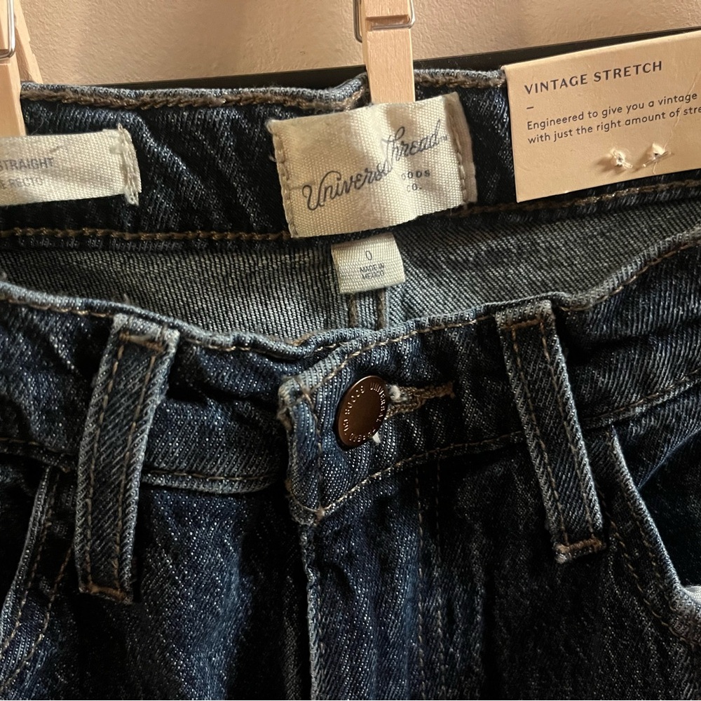 Universal Thread Relaxed Blue Jeans with Vintage Look - Picture 2 of 4